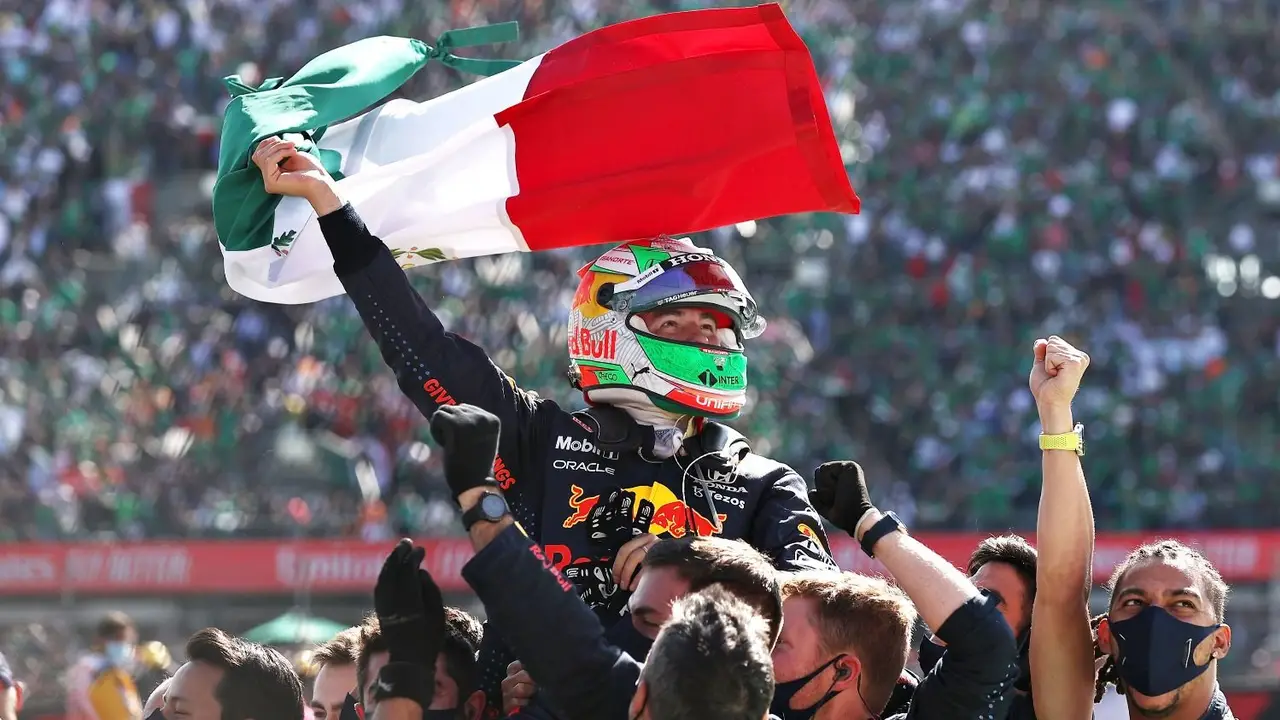 Checo Pérez celebrando
