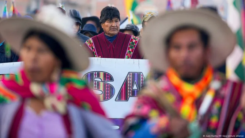 Afines a Evo bloquean rutas ante la posible orden de detención contra el ex mandatario