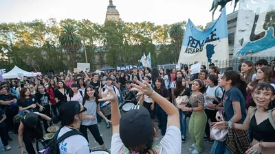 Alumnos de la Universidad de Rosario se pliegan a la toma y cargan contra Milei: "Los estudiantes decidieron" Alumnos de la Universidad de Rosario se pliegan a la toma y cargan contra Milei: "Los estudiantes decidieron"