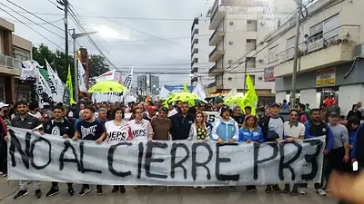 Multitudinaria marcha por los despidos en Petroquímica Río Tercero: "Los cordobeses no votaron esto" Multitudinaria marcha por los despidos en Petroquímica Río Tercero: "Los cordobeses no votaron esto"