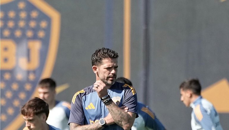 Fernando Gago dirigiendo los entrenamientos de Boca.