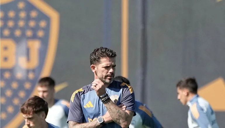 Fernando Gago dirigiendo los entrenamientos de Boca.