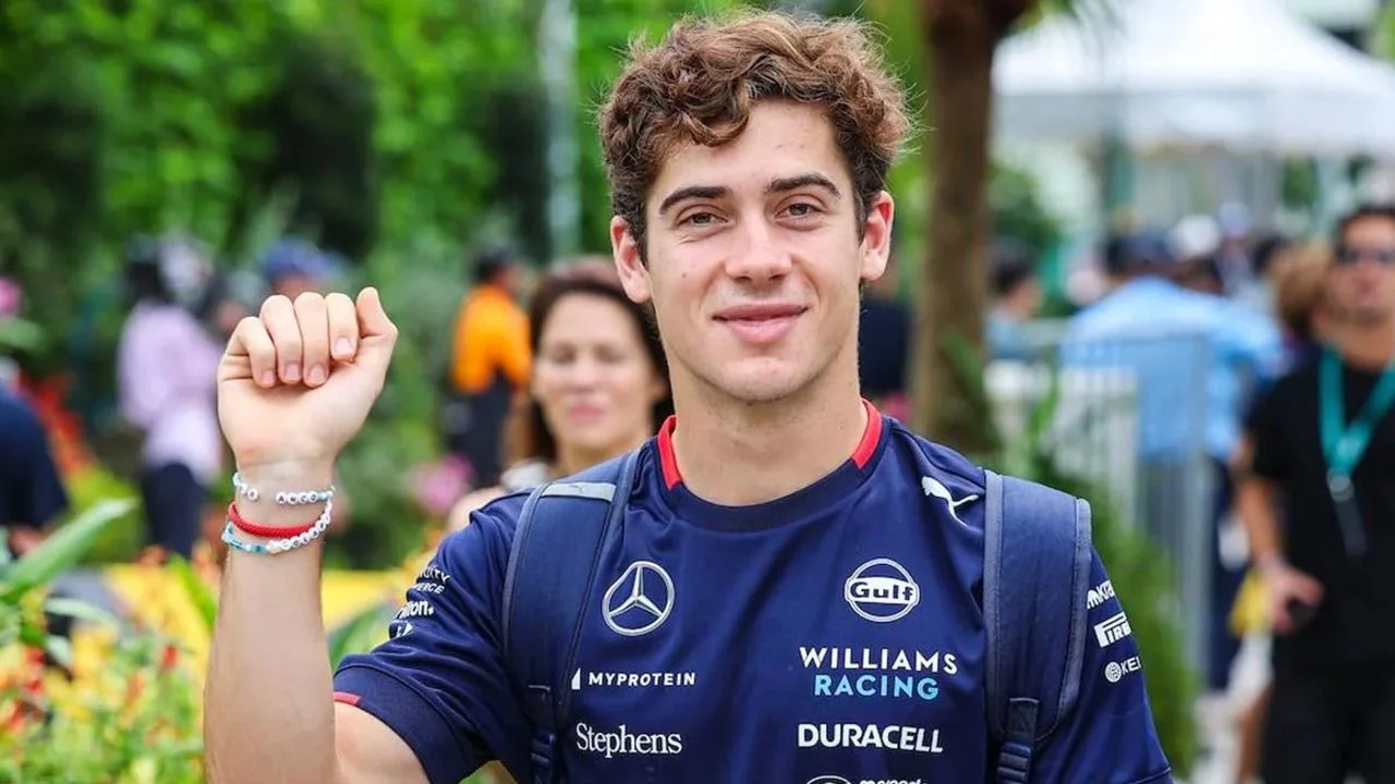 Franco Colapinto con la remera de Williams Racing.