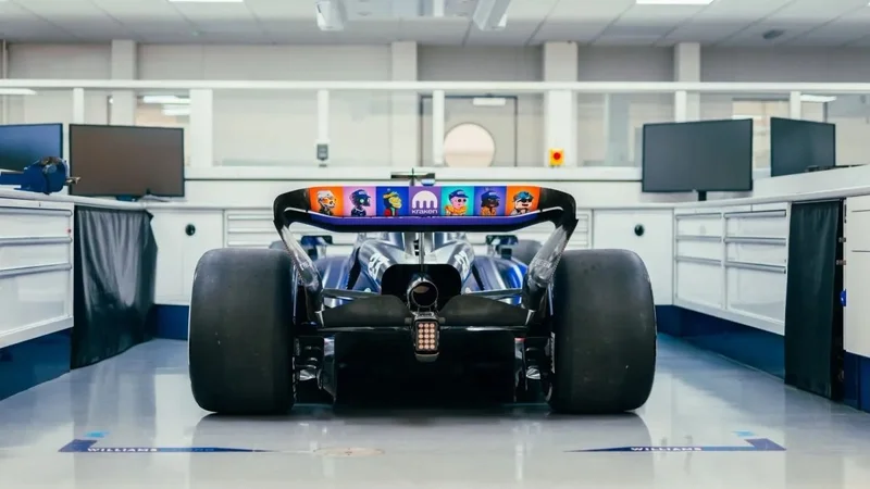 Alerón trasero del coche de Williams con seis alter egos ilustrados.