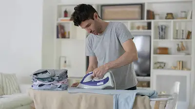 Hombre planchando ropa Hombre planchando ropa