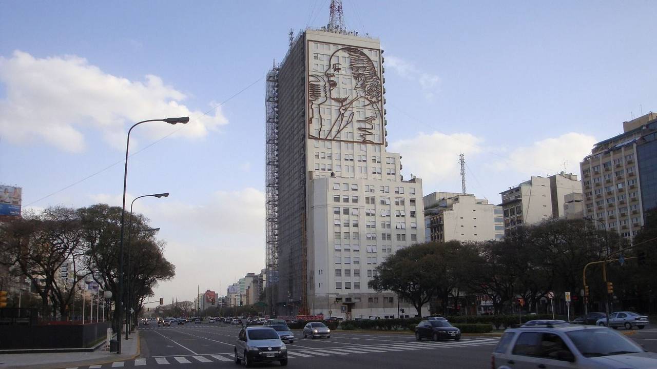 La nueva del Gobierno: Javier Milei quiere "dinamitar" el edificio con el mural de Eva Perón