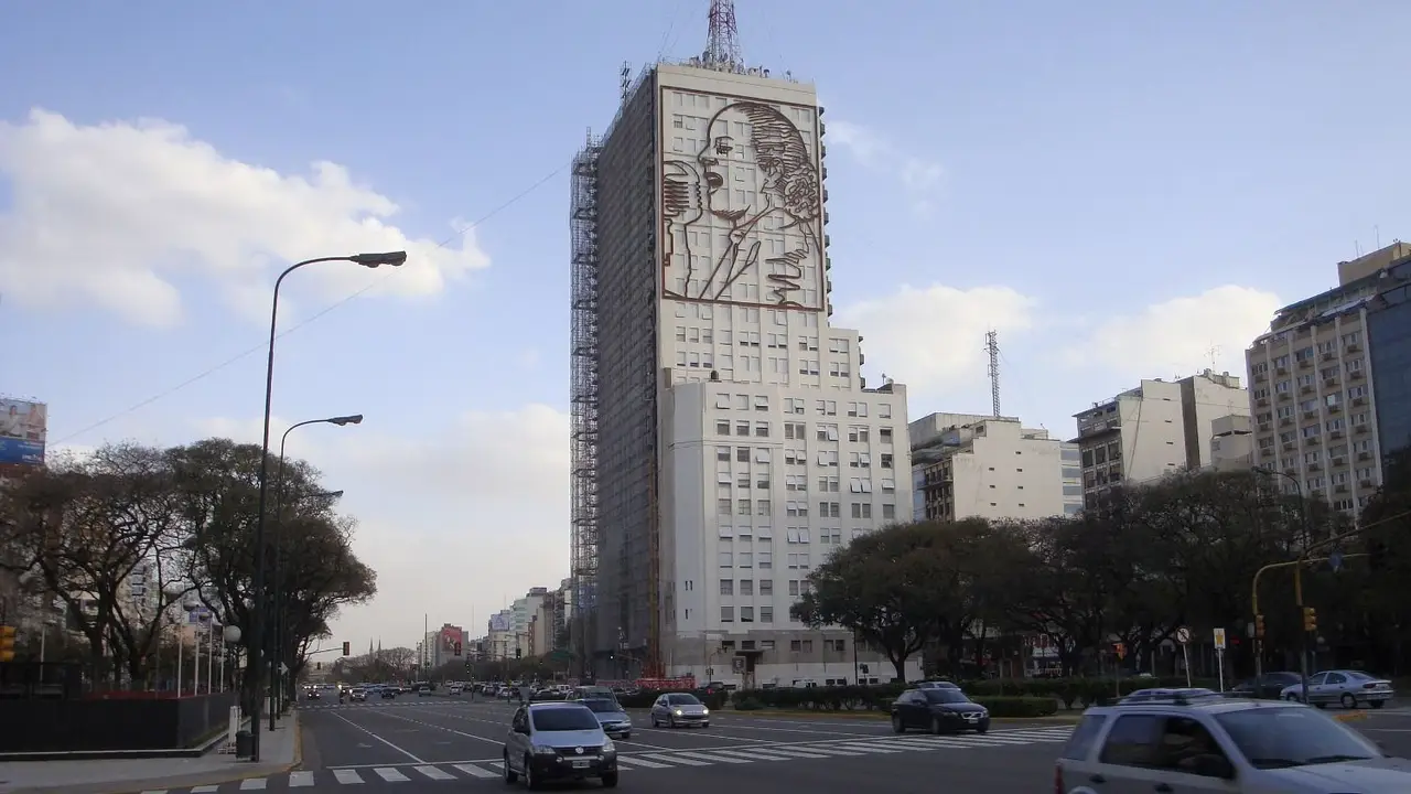 La nueva del Gobierno: Javier Milei quiere "dinamitar" el edificio con el mural de Eva Perón