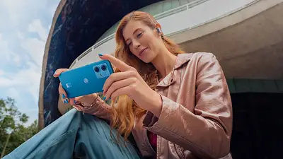 Mujer con un celular. Mujer con un celular.