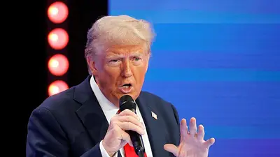 Trump reitera la falsedad de que las personas migrantes comen mascotas en un acto con población latina Trump reitera la falsedad de que las personas migrantes comen mascotas en un acto con población latina