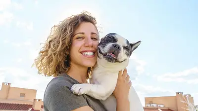 Perro y su dueña. Perro y su dueña.