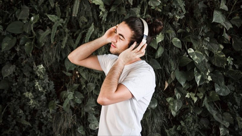 Persona con auriculares