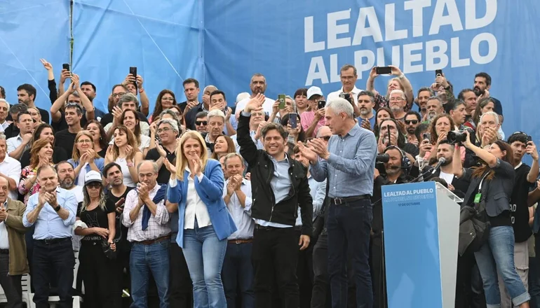 Un escenario lleno celebró el 17 de octubre: quiénes acompañaron a Kicillof  en Berisso | El Destape