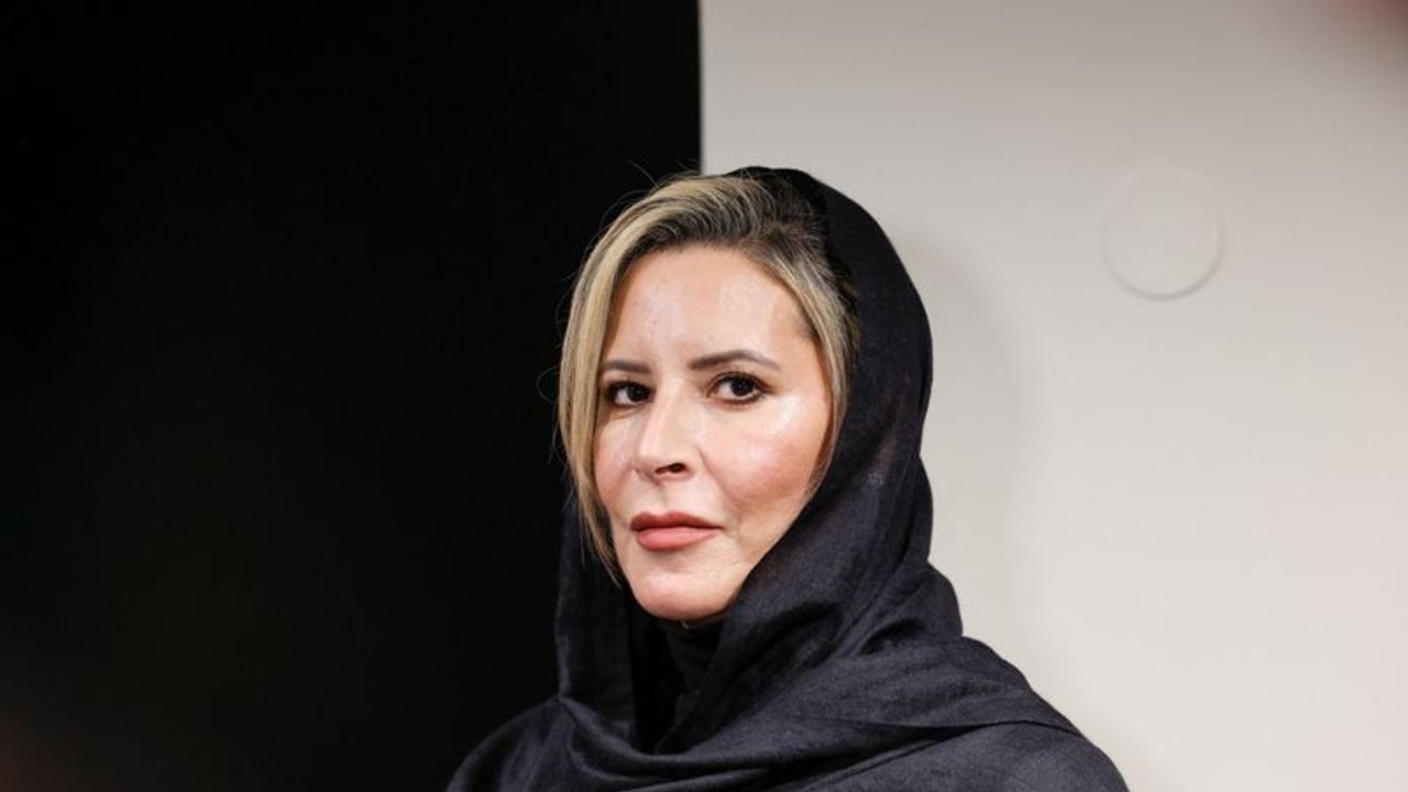Moscú expone el arte de la hija de Gadafi, pintado en honor del líder libio asesinado