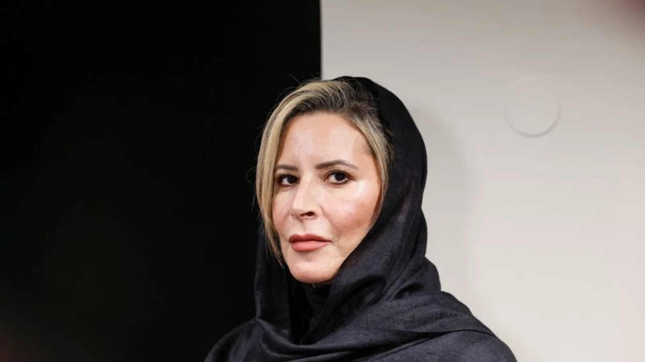 Moscú expone el arte de la hija de Gadafi, pintado en honor del líder libio asesinado