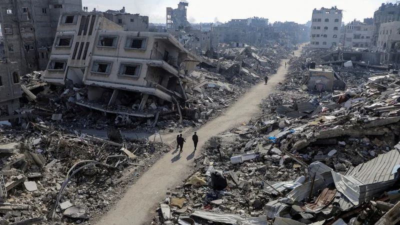 Ataques israelíes matan a 30 personas en Jabalia; Israel envía más tropas al norte de Gaza