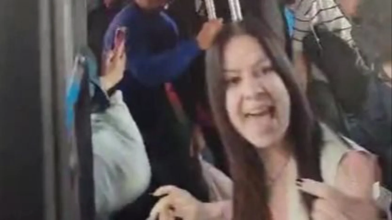 Cruce de Pettovello con pasajeros y una provocación: Aerolíneas Argentinas "sí se vende"