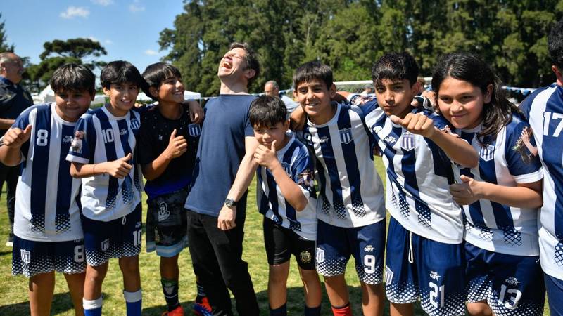 Mientras Milei impulsa las SAD, Kicillof firma un convenio con Cáritas para promover los clubes sociales