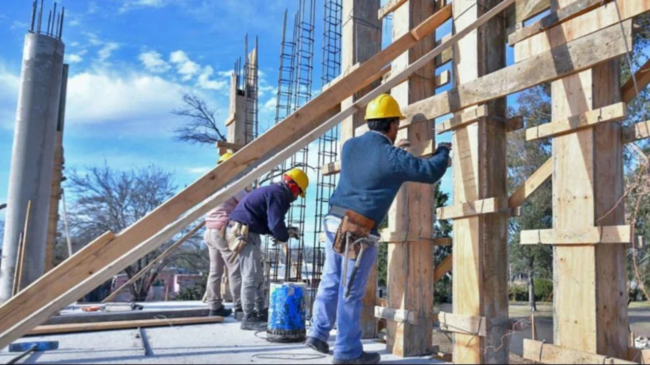 Cayó 1,6% la participación de los trabajadores por la crisis de salarios y empleo