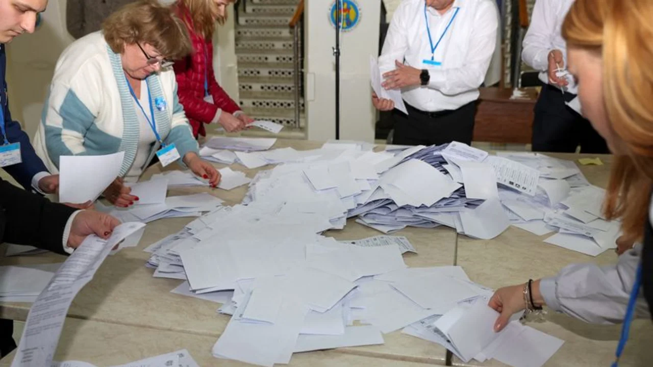Los primeros resultados muestran que el 50% de los moldavos votaron "sí" a la senda de adhesión a la UE