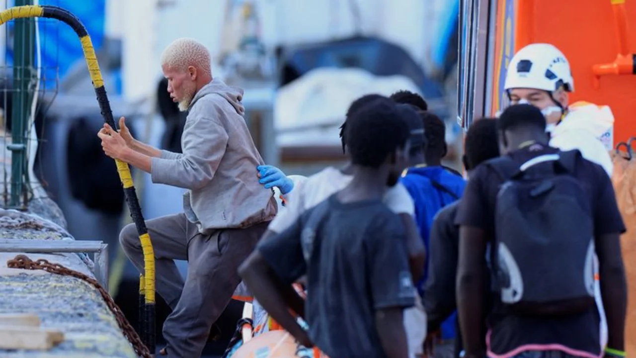 Rescatan a más de 230 personas migrantes en una embarcación frente a las islas Canarias