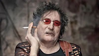 Charly García fumando cigarrillo Charly García fumando cigarrillo