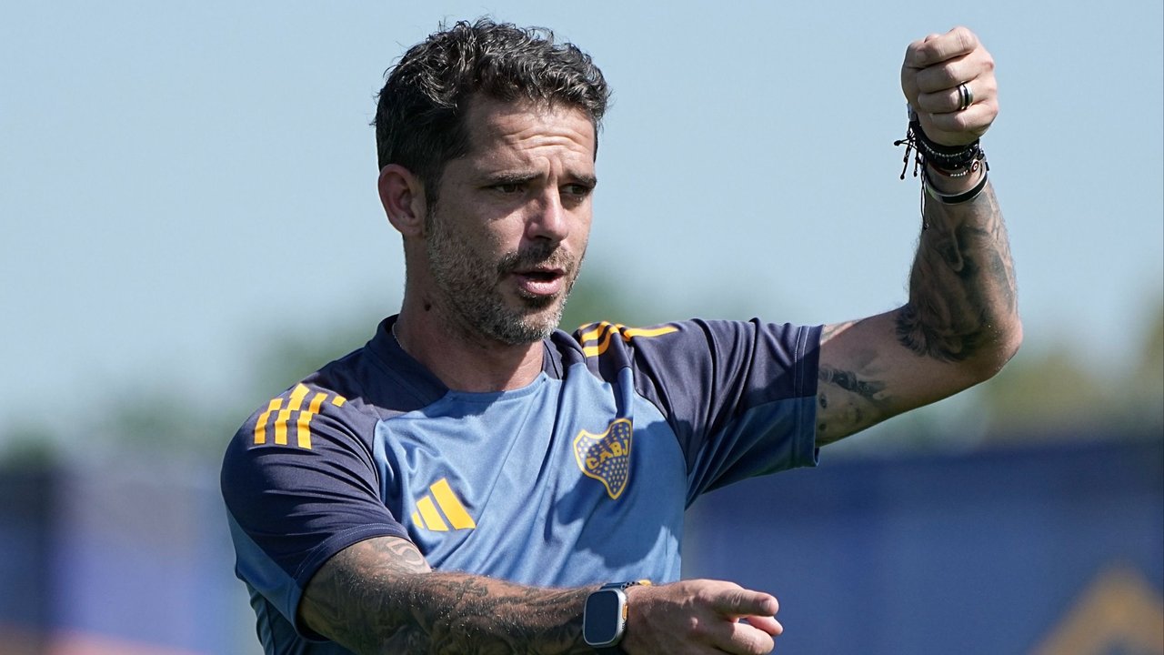 Gago dirigiendo los entrenamientos de Boca