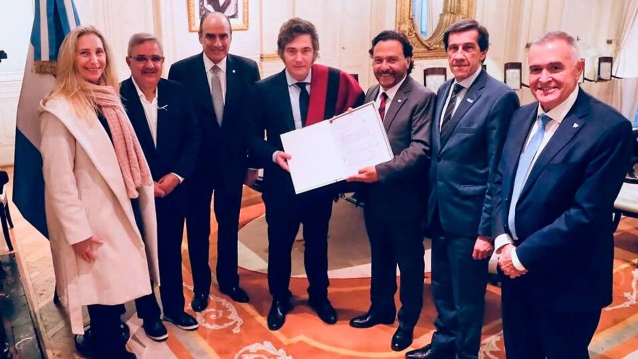 Los gobernadores "héroes" del PJ cenaron con Milei a la espera de recursos