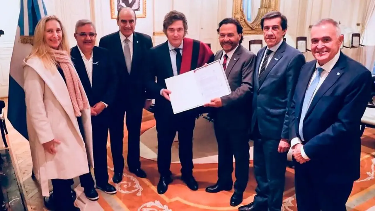 Los gobernadores "héroes" del PJ cenaron con Milei a la espera de recursos
