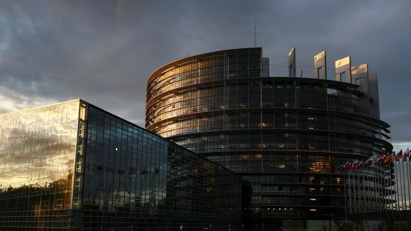 La Eurocámara aprueba un préstamo de hasta 35.000 millones de euros para Ucrania con activos rusos