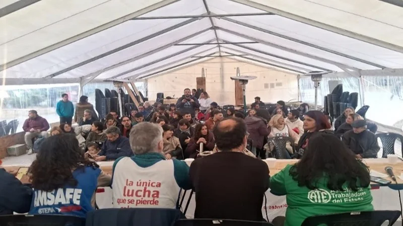 Rosario: docentes universitarios montan su "carpa blanca" contra el desfinanciamiento de Milei