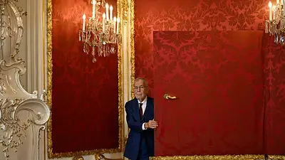 Presidente austriaco encarga formación de gobierno a la centroderecha, y no a la extrema derecha Presidente austriaco encarga formación de gobierno a la centroderecha, y no a la extrema derecha