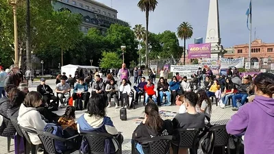 Clases públicas en Plaza de Mayo: Milei salió al balcón y universitarios le reclamaron por financiamiento educativo Clases públicas en Plaza de Mayo: Milei salió al balcón y universitarios le reclamaron por financiamiento educativo