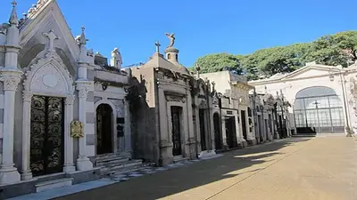 dinero, billetes, bóvedas, lápidas, cementerio dinero, billetes, bóvedas, lápidas, cementerio