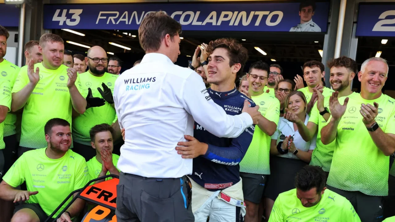 James Vowles y Franco Colapinto en los festejos de Williams.