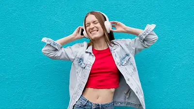 Joven con auriculares. Joven con auriculares.