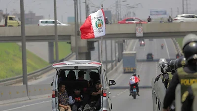 Vehículos militares patrullan capital de Perú por paro de transportistas que demandan seguridad Vehículos militares patrullan capital de Perú por paro de transportistas que demandan seguridad