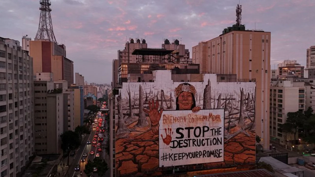 Artista crea mural gigante en São Paulo con cenizas de incendios en protesta contra deforestación