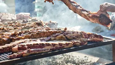 ¿Por qué no hay que usar alcohol para prender el fuego de un asado y cuál es método más pr