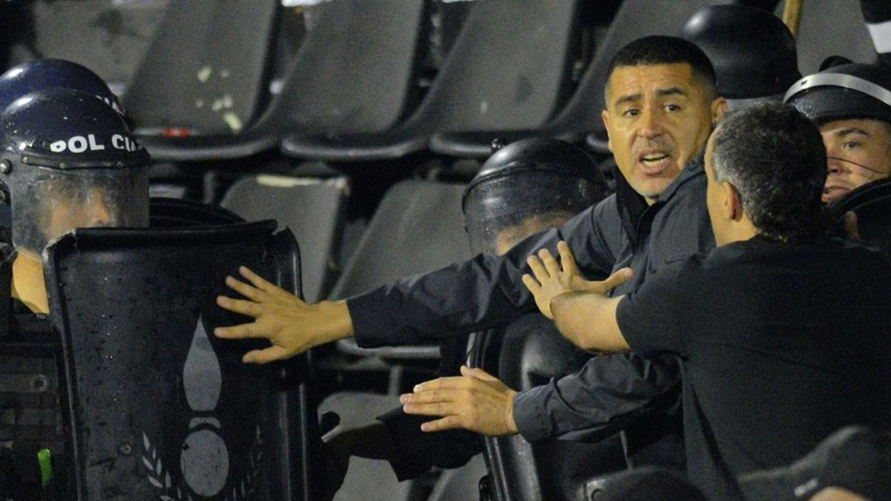 Insólito: Riquelme se metió a separar en la tribuna de Boca tras los incidentes