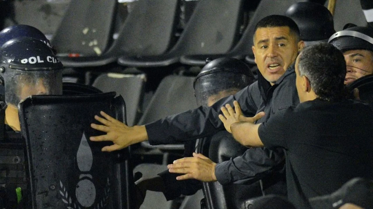 Insólito: Riquelme se metió a separar en la tribuna de Boca tras los incidentes