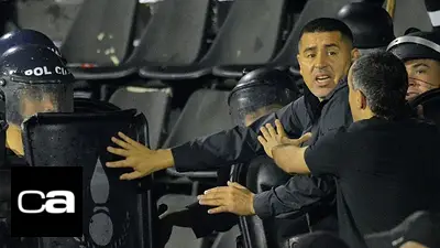Insólito: Riquelme se metió a separar en la tribuna de Boca tras los incidentes Insólito: Riquelme se metió a separar en la tribuna de Boca tras los incidentes