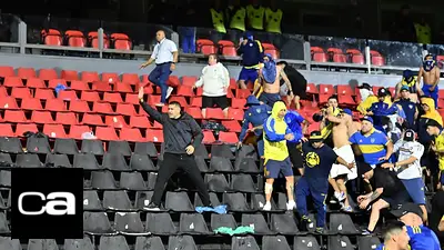 Impactante: la policía le tiró gas pimienta a Riquelme cuando quería separar a los hinchas de Boca Impactante: la policía le tiró gas pimienta a Riquelme cuando quería separar a los hinchas de Boca
