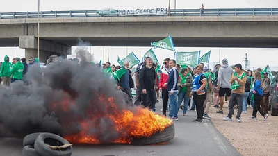 ATE corta una ruta en Córdoba contra los despidos en la Petroquímica Río Tercero: "Industricidio" ATE corta una ruta en Córdoba contra los despidos en la Petroquímica Río Tercero: "Industricidio"