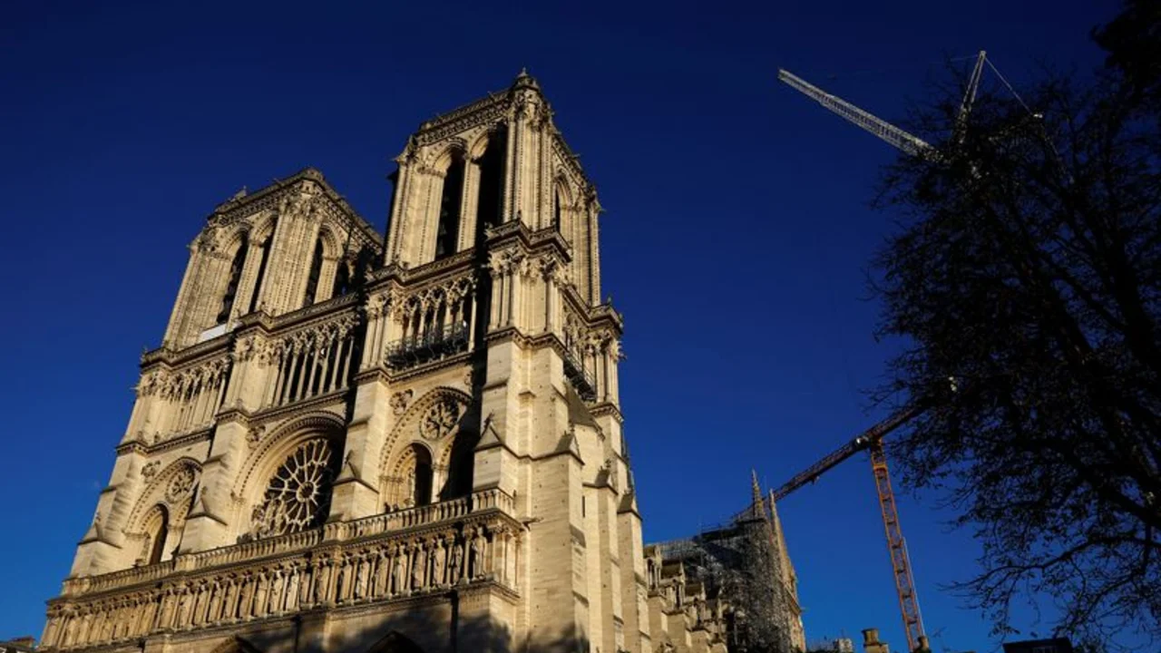 Ministra francesa quiere que los turistas paguen si quieren ver Notre-Dame