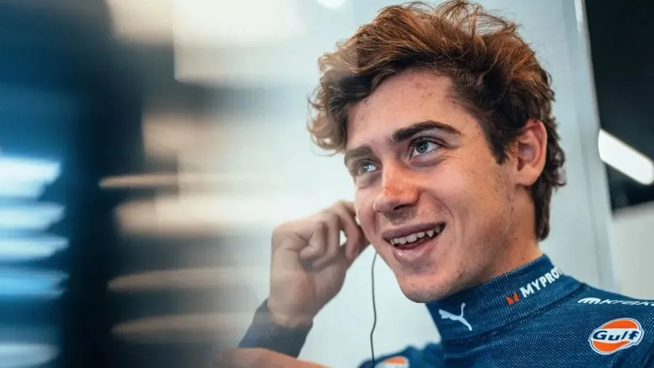 Franco Colapinto sonriendo con la indumentaria de Williams.
