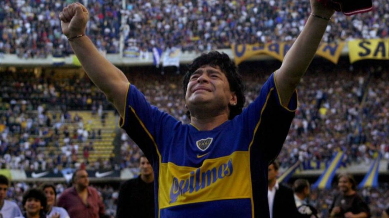 Diego Maradona en su último partido al retirarse en 1997