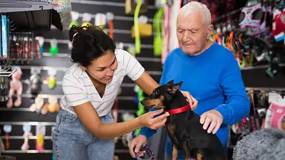 Dos personas comprando en una veterinaria con Cuenta DNI Dos personas comprando en una veterinaria con Cuenta DNI