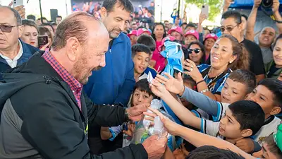 Tras la aprobación del proyecto de reforma constitucional, Insfrán participó de un operativo solidario: cómo se vivió la jornada Tras la aprobación del proyecto de reforma constitucional, Insfrán participó de un operativo solidario: cómo se vivió la jornada