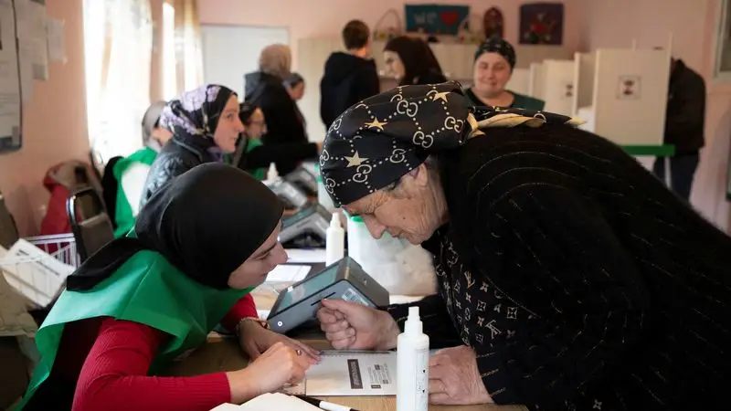 Georgia enfrenta un futuro incierto mientras todos los bandos reclaman la victoria electoral