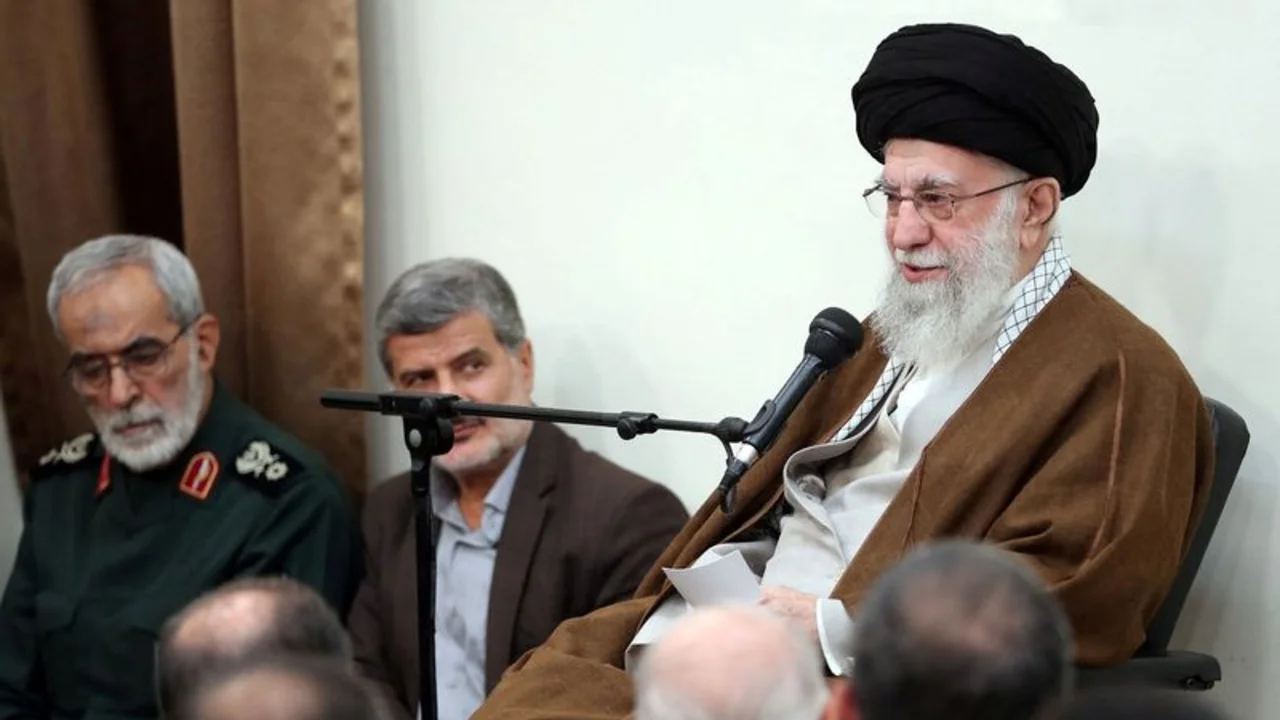 Las autoridades iraníes determinarán cómo responder a Israel, dice el Líder Supremo